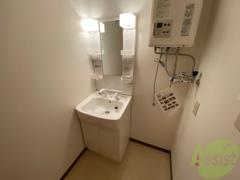 洗面設備　大きくて使いやすそうな独立洗面台になっています。