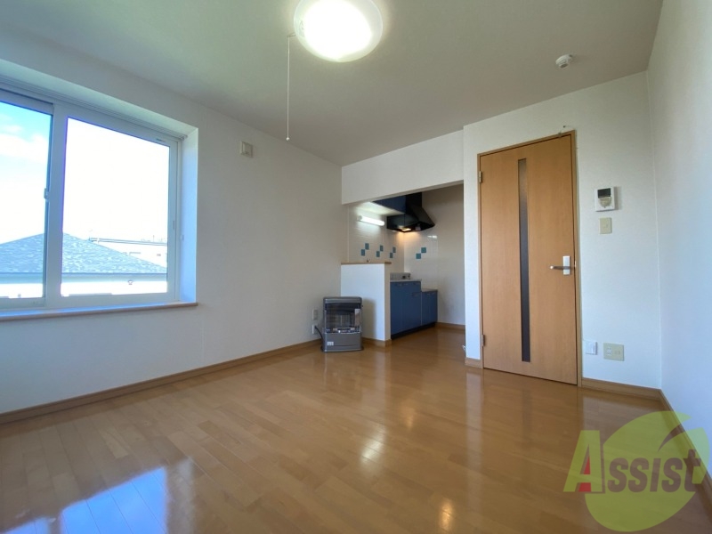 居室・リビング　木目のフローリングは落ち着きのある印象のお部屋になりますね。