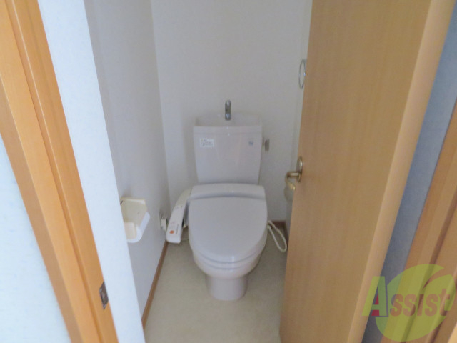 トイレ　ウォシュレット機能がついたトイレです。安心して使用できますね