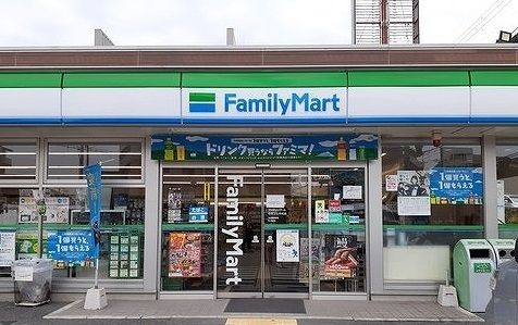 コンビニ　ファミリーマート様（コンビニ）まで300m