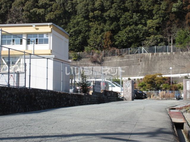 小学校　大台町立三瀬谷小学校（小学校）まで408m