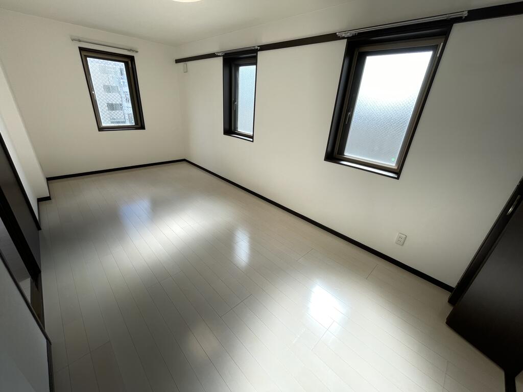 その他部屋・スペース　二面採光の洋室で明るい雰囲気♪