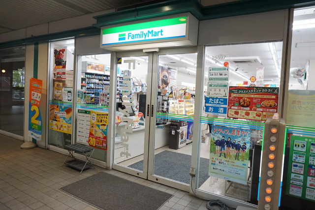 コンビニ　ファミリーマート（コンビニ）まで185m