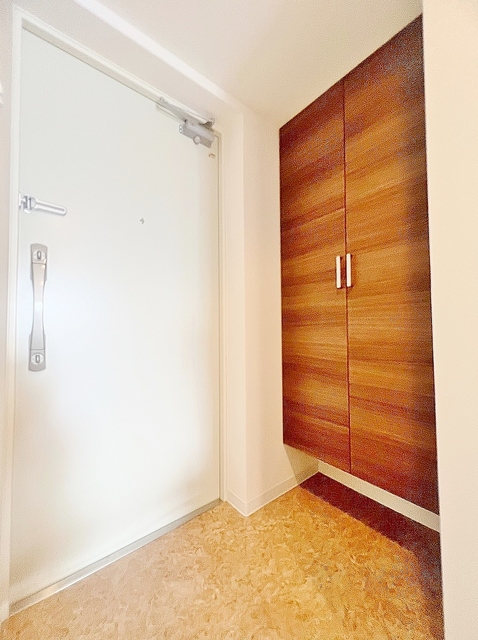 玄関　背の高いシューズボックス