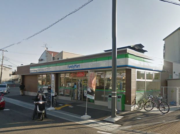 コンビニ　ファミリーマート（コンビニ）まで800m