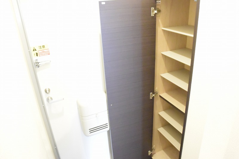 玄関　玄関にシューズボックスあり。