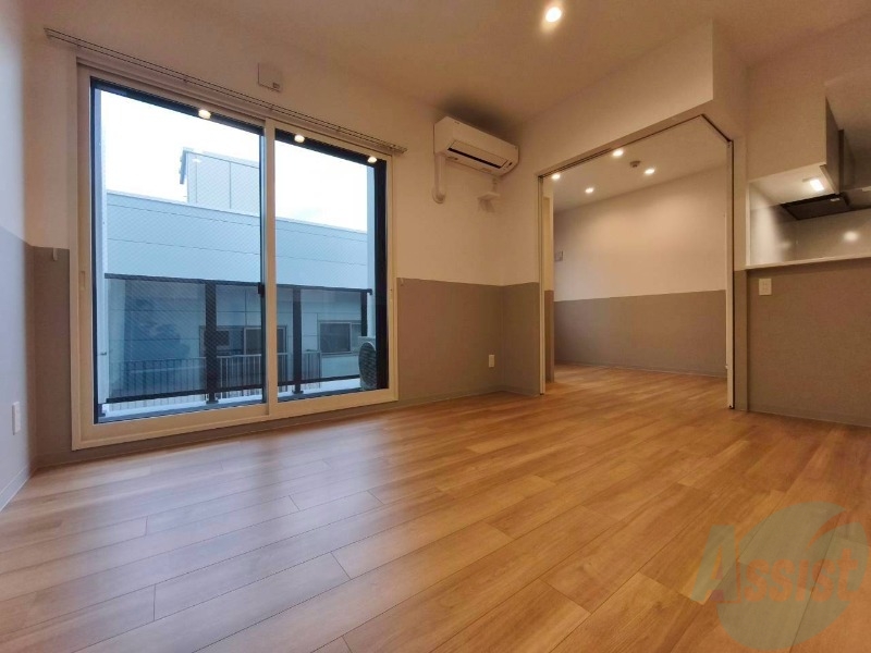 居室・リビング　木目のフローリングは落ち着きのある印象のお部屋になりますね。