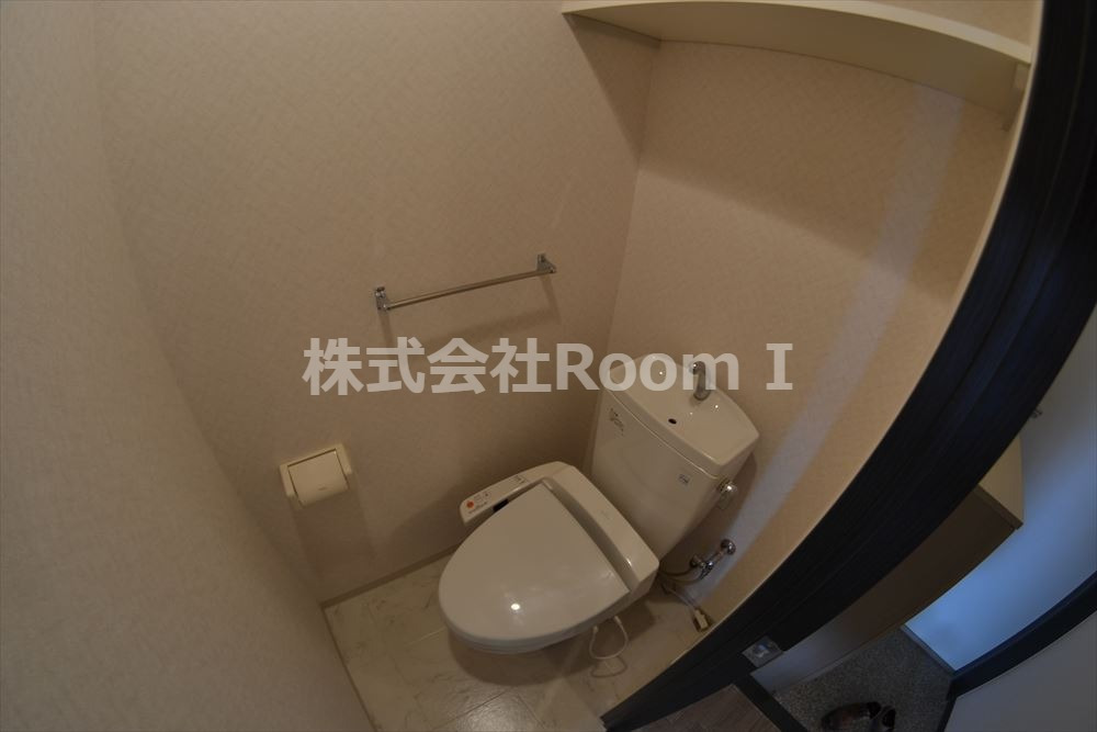 トイレ　落ち着いた色調のトイレです
