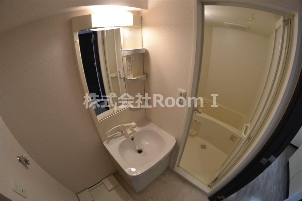 洗面設備　独立洗面台、小物を置くことができて便利です