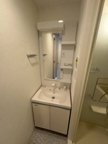 洗面設備　明るい洗面所です