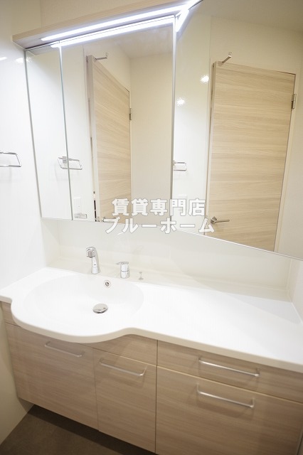 洗面設備　大きな三面鏡独立洗面台！