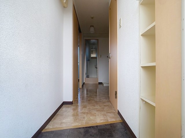 玄関　※写真は同タイプのお部屋になります。