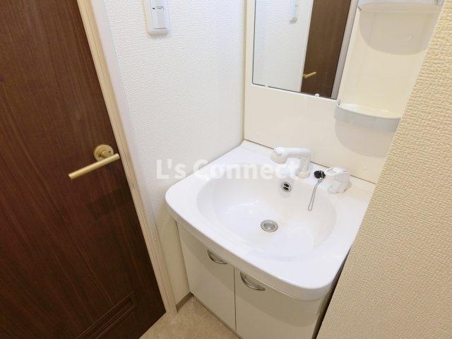 洗面設備　朝の支度もスムーズな独立洗面台。