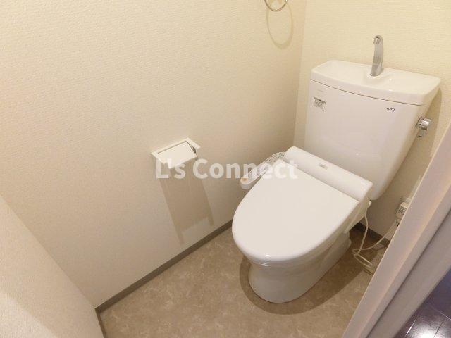 トイレ　温水洗浄便座付きのトイレ。