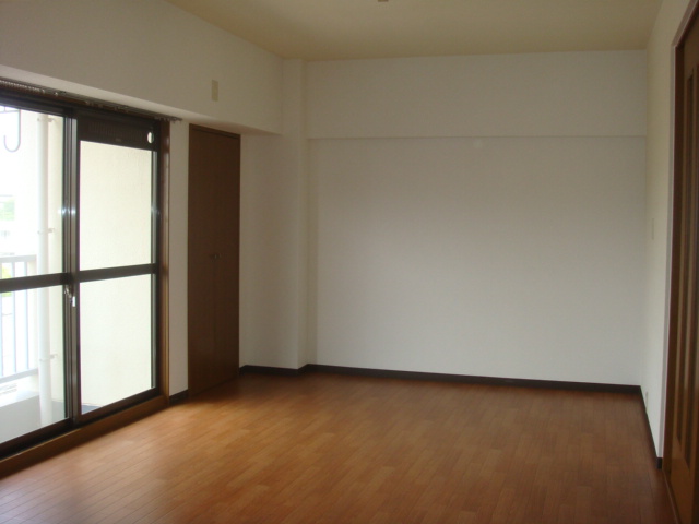 居室・リビング　落ち着いた色調の洋室です