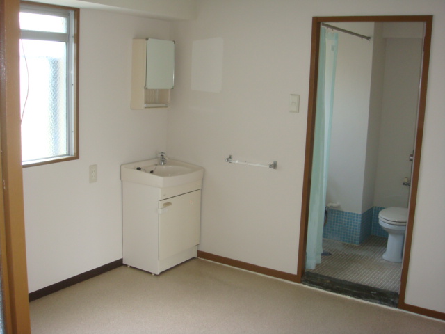 洗面設備　明るい洗面所です