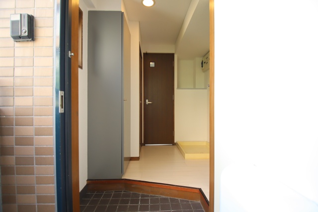 玄関　※別号室参考写真の為現状優先となります