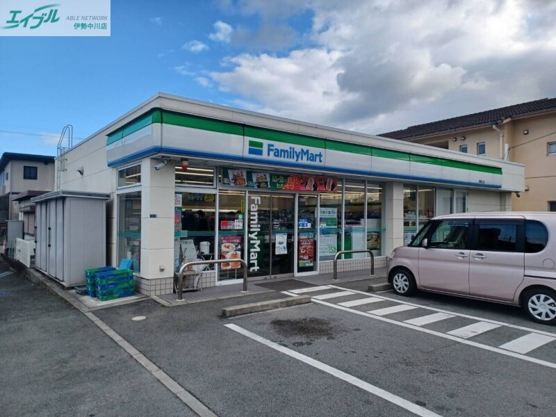 コンビニ　ファミリーマート津城山店（コンビニ）まで708m