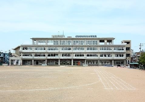 小学校　富山市立西田地方小学校（小学校）まで911m