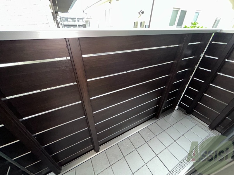 バルコニー　ベランダがございますので、万が一洗濯物が落ちても大丈夫。