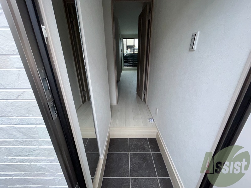 玄関　玄関です。靴の脱ぎ履きがしやすいちょうどいい段差です。