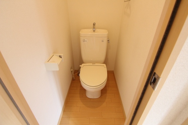 トイレ　別のお部屋の参考写真となります