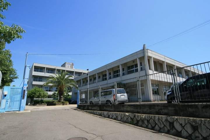 中学校　箕面市立第三中学校（中学校）まで514m