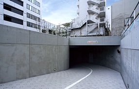 駐車場　駐車場入口