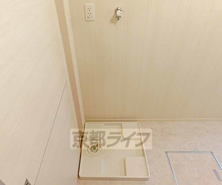 洗面設備　洗濯機と洗面所が一緒になってます。