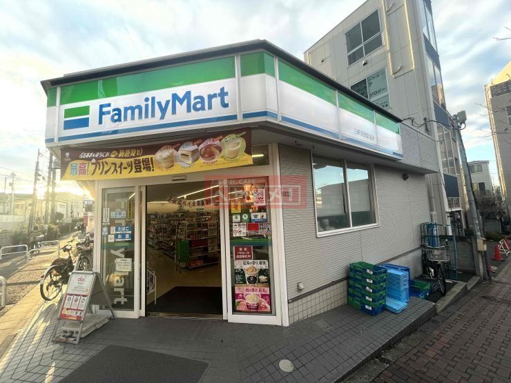 コンビニ　ファミリーマート三軒茶屋駅前店（コンビニ）まで720m