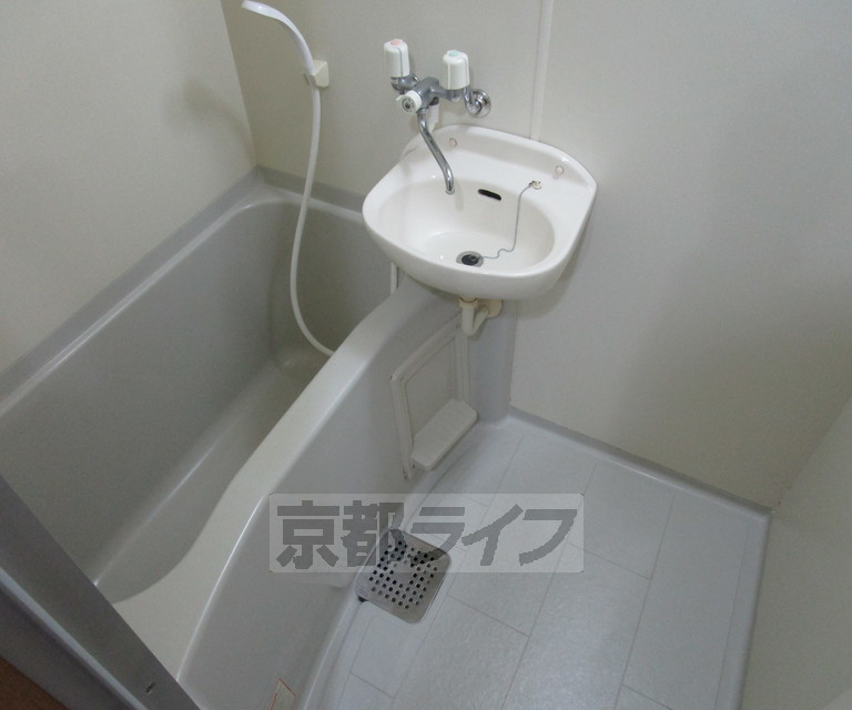 バス・シャワールーム　バスルームです。