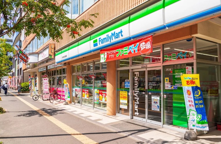 コンビニ　ファミリーマート地下鉄白石駅前店（コンビニ）まで294m