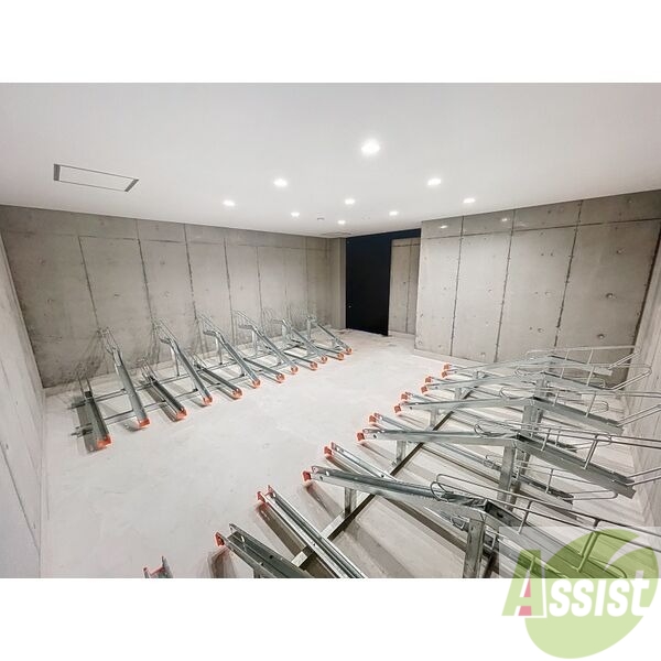 その他部屋・スペース　キッチン下の棚を開けてみました！食品ストック等をしまえます。