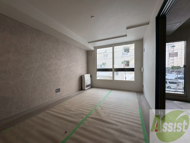 居室・リビング　リビングです。窓が大きくて明るいですね！