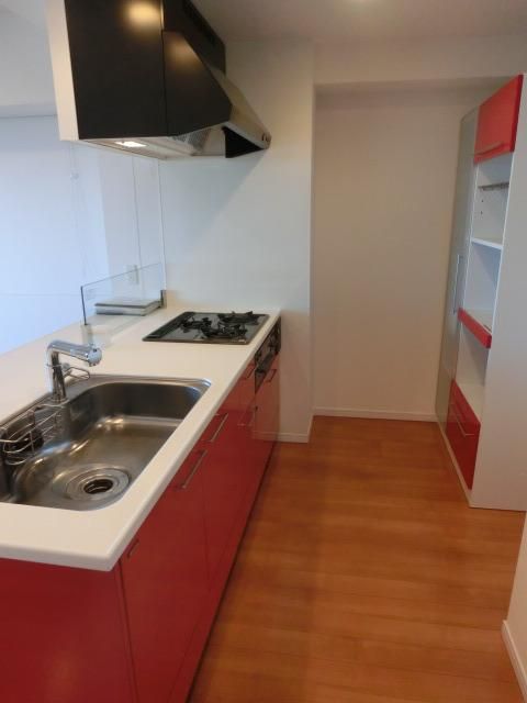 キッチン　3口コンロとグリル付きオープンキッチン