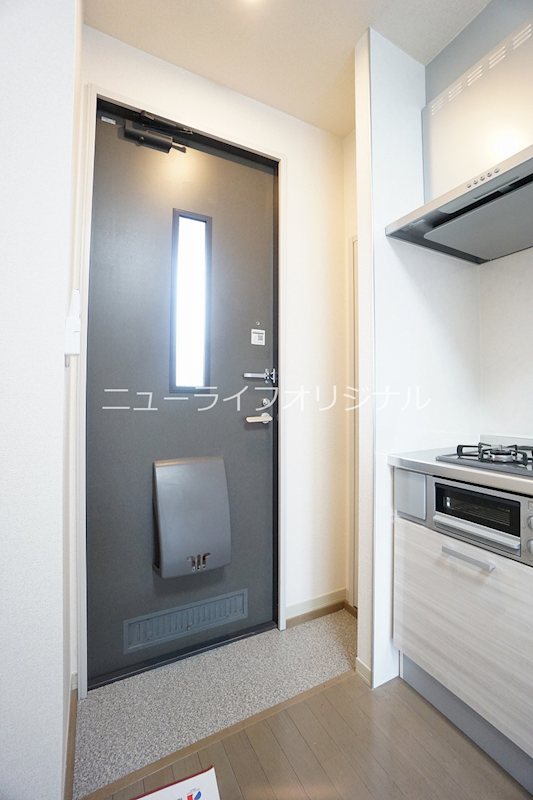 玄関　スリット窓から光が差し込む玄関☆シューズボックスも有ります☆