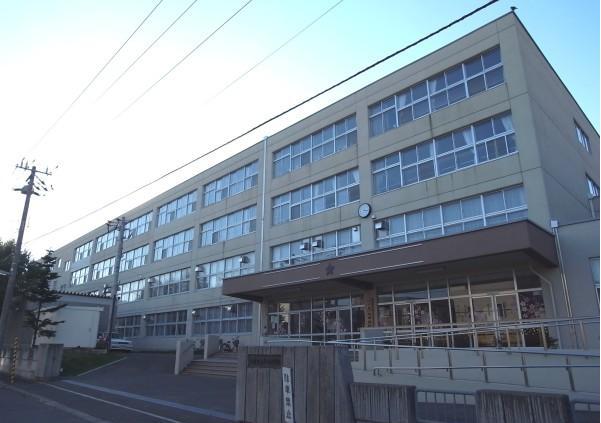 中学校　札幌市立琴似中学校（中学校）まで692m