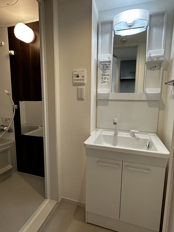 洗面設備　朝に便利な独立洗面台♪