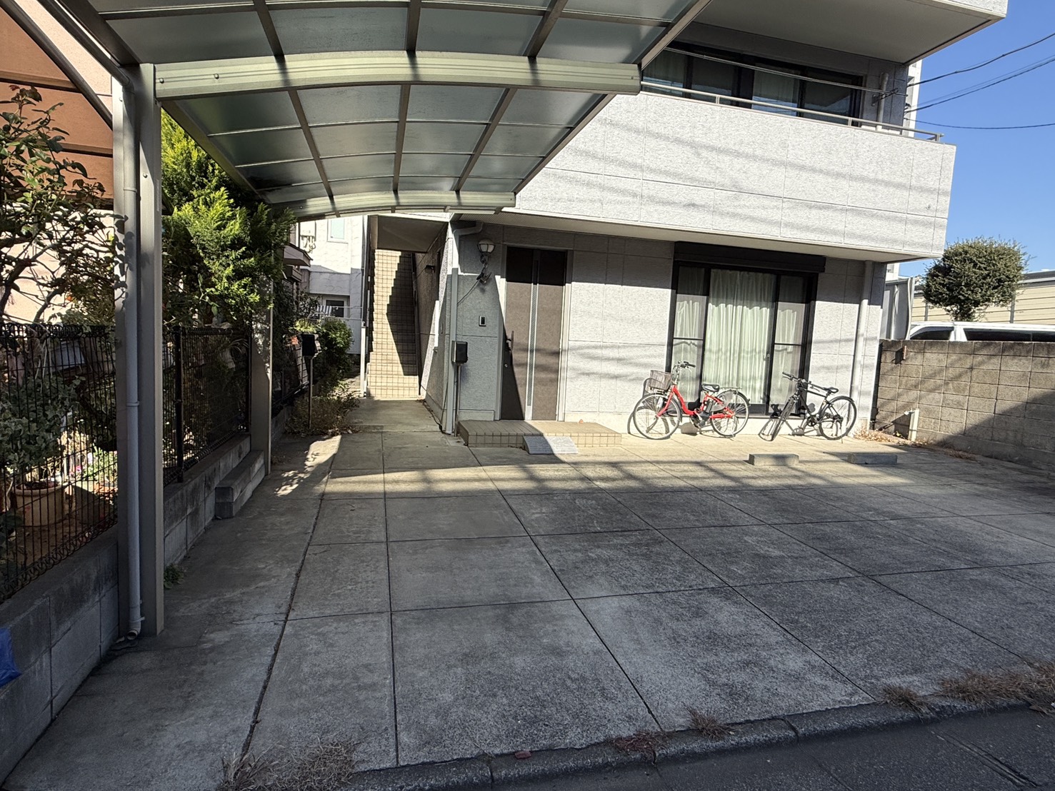 駐車場　屋根付き