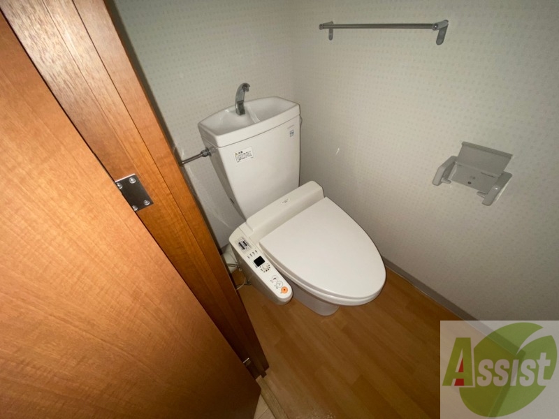 トイレ　ウォシュレット機能がついたトイレです。安心して使用できます。