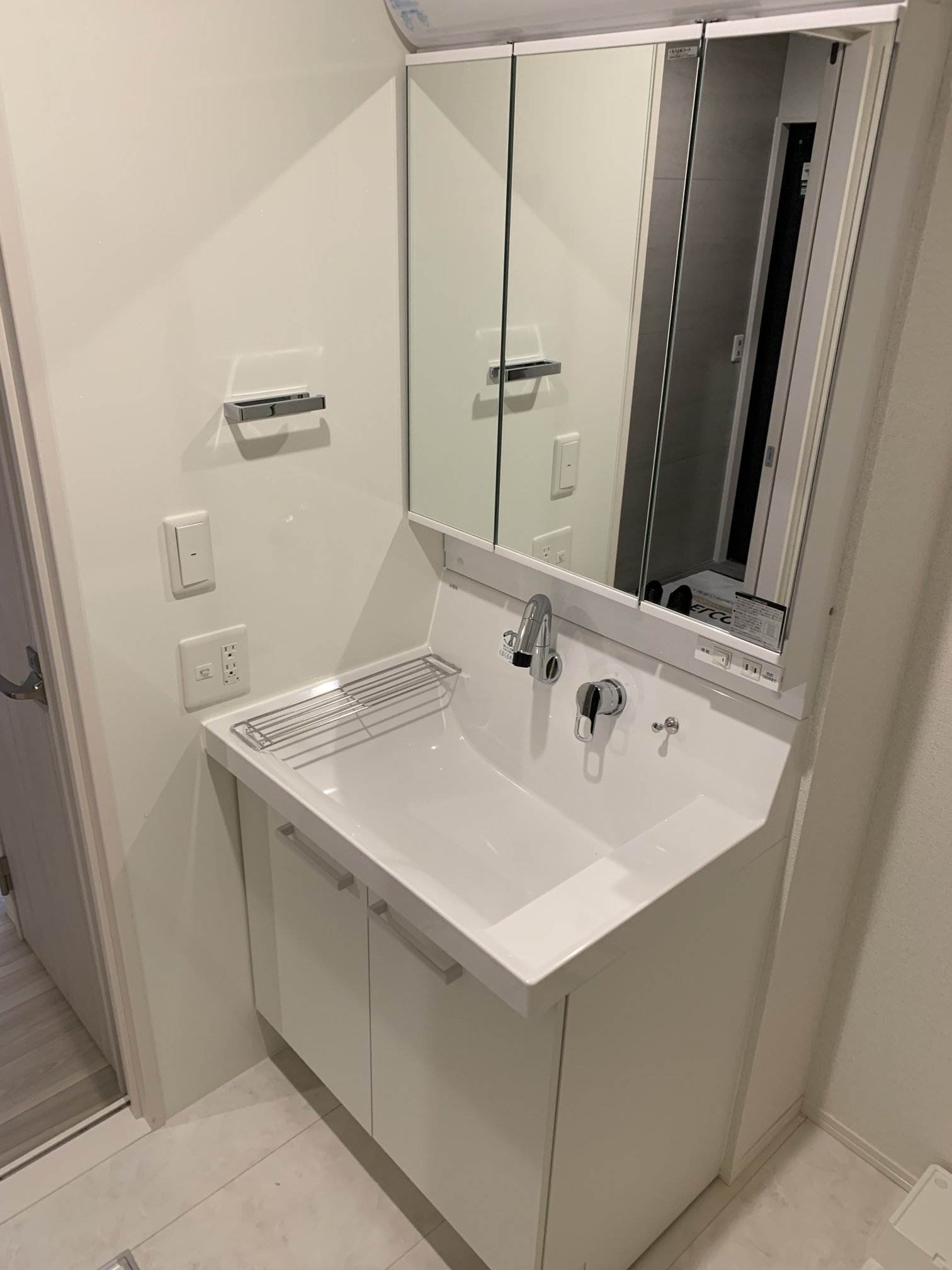 洗面設備　イメージ写真　忙しい朝に嬉しい洗髪洗面化粧台付