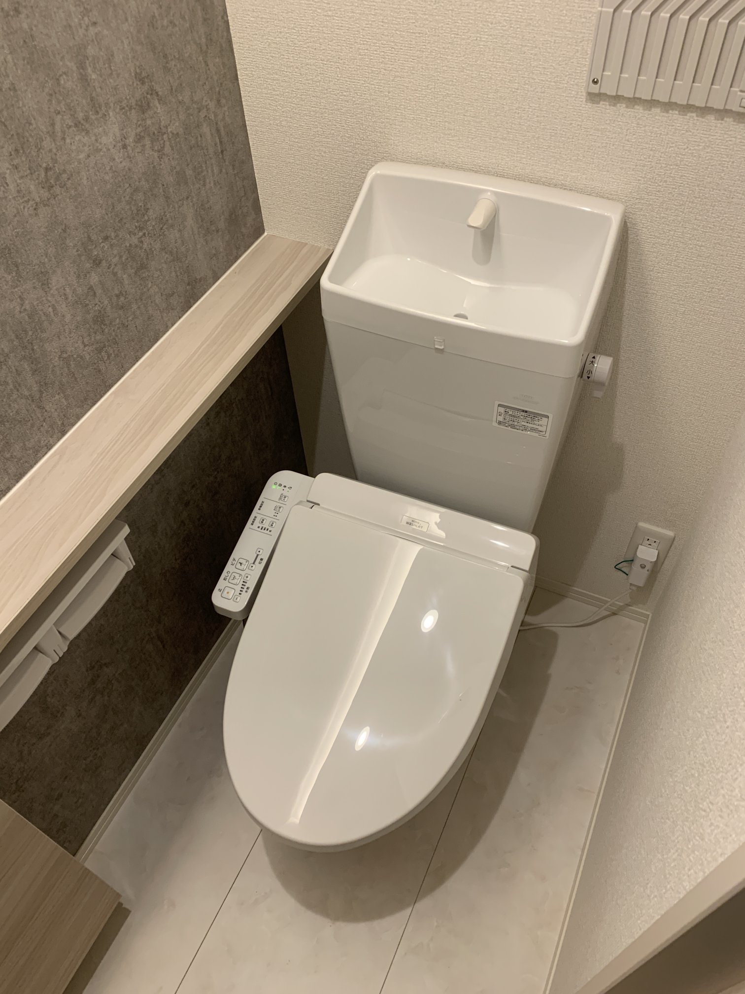 トイレ　イメージ写真　温水洗浄便座付トイレ