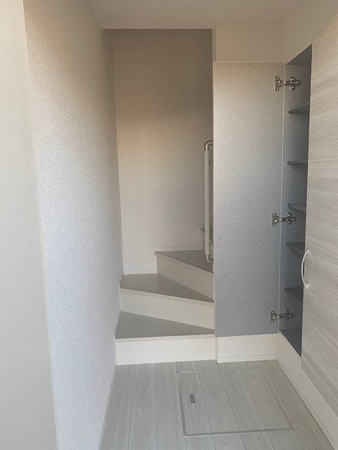 玄関　イメージ写真　収納たっぷりの下駄箱付