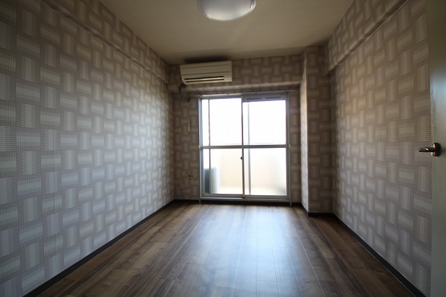 居室・リビング　同物件、別号室のものです。