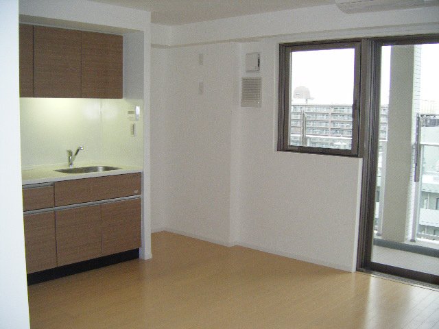 居室・リビング　ベランダ側のリビングは明るいですね♪