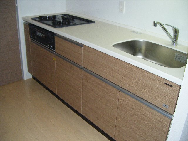 キッチン　3口コンロ付きのシステムキッチン