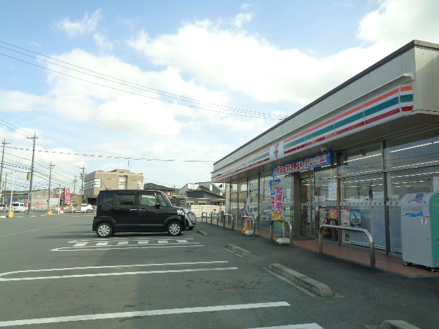 コンビニ　セブンイレブン松阪下村町店（コンビニ）まで303m