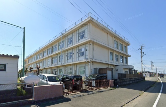 小学校　磐田市立竜洋東小学校（小学校）まで705m