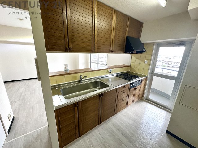 キッチン　3口ガスコンロつきのカウンターキッチンです