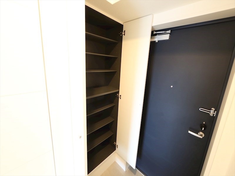 玄関　玄関　シューズボックス付（収納充実してます）